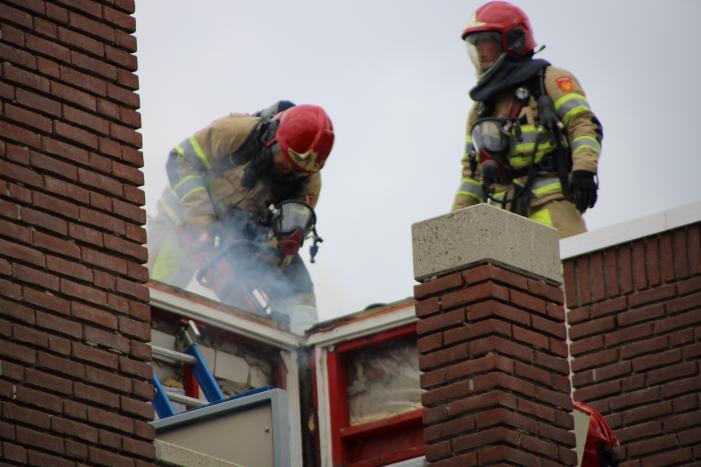 Gloednieuw dak van woning opengezaagd na brand