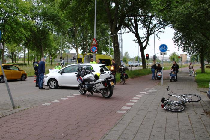 Fietser geschept door afslaande personenauto