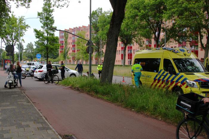 Fietser geschept door afslaande personenauto