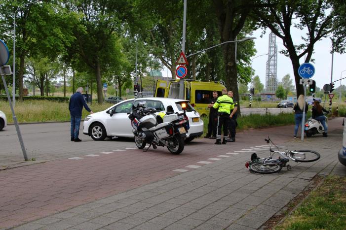 Fietser geschept door afslaande personenauto