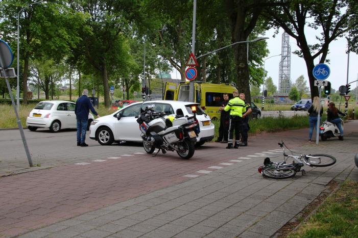 Fietser geschept door afslaande personenauto