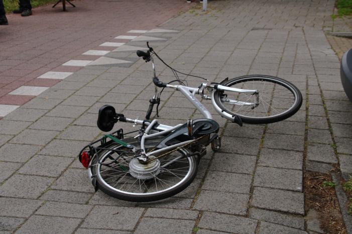Fietser geschept door afslaande personenauto