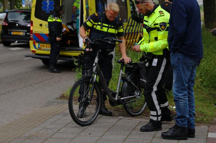 Fietser geschept door afslaande personenauto