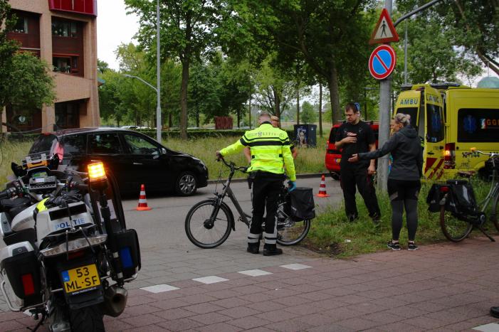 Fietser geschept door afslaande personenauto