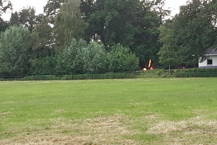 Brandweer blust afvalbrand