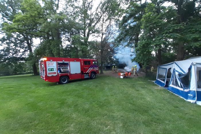 Brandweer blust afvalbrand