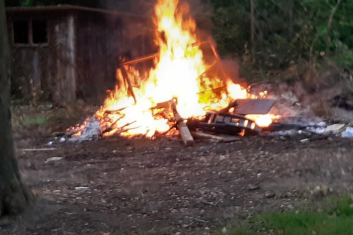 Brandweer blust afvalbrand