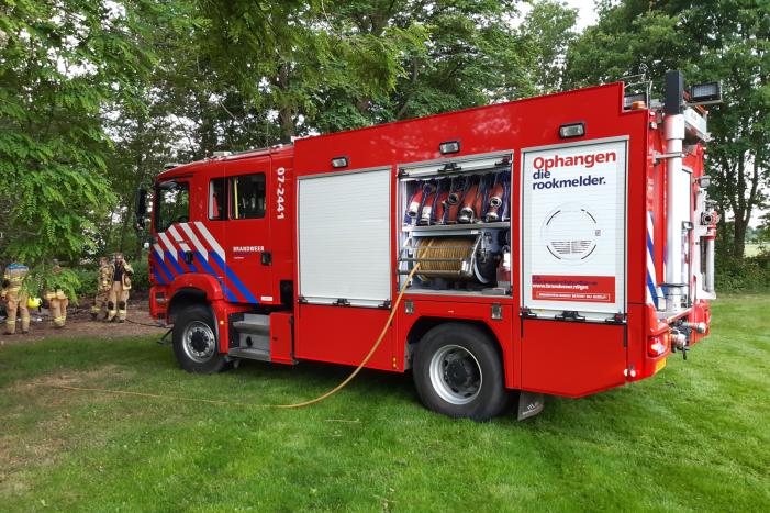 Brandweer blust afvalbrand