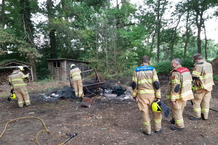 Brandweer blust afvalbrand
