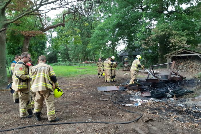 Brandweer blust afvalbrand
