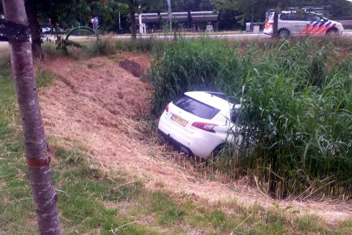 Auto vliegt van de weg belandt in sloot