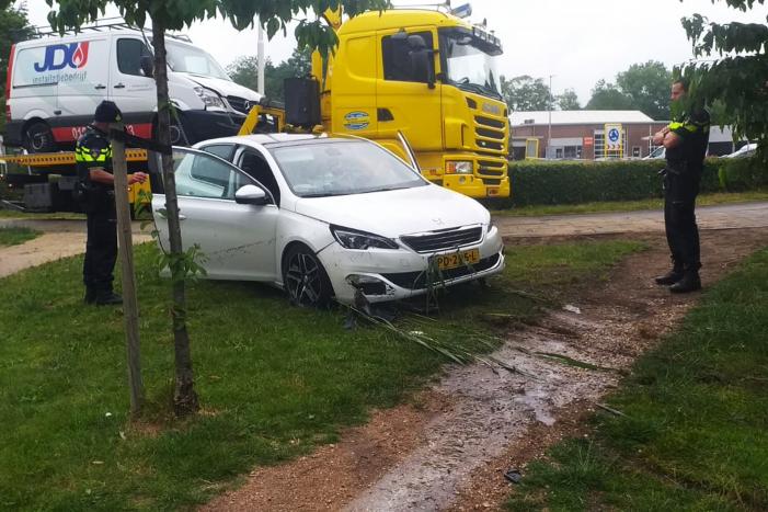 Auto vliegt van de weg belandt in sloot