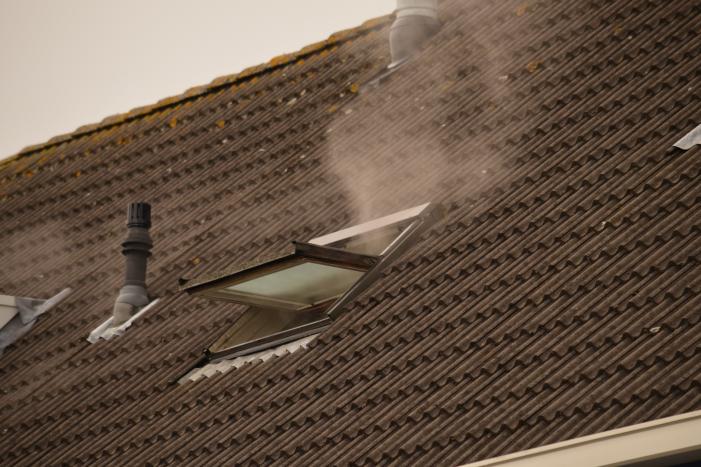 Brand in meterkast zet woning vol rook