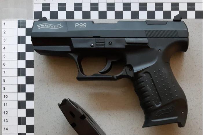 Man verkleed als telecommedewerker bedreigd vrouw (60) met wapen