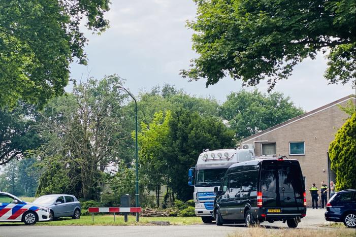 Politie doet inval in bedrijfspand