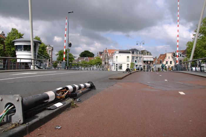 Twee verkeerslichten volledig uit de grond gereden
