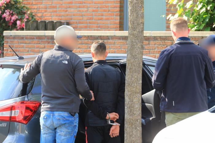 Meerdere personen aangehouden bij inval in woning door arrestatieteam