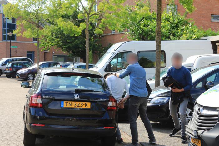 Meerdere personen aangehouden bij inval in woning door arrestatieteam
