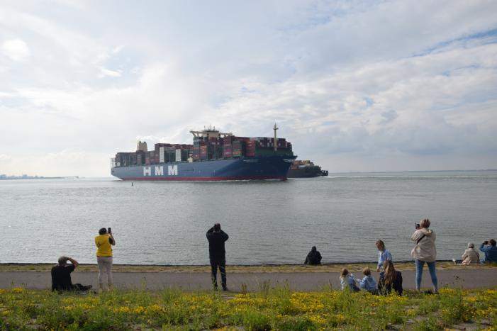 Grote drukte bij passeren van de HMM Algeciras bij Terneuzen