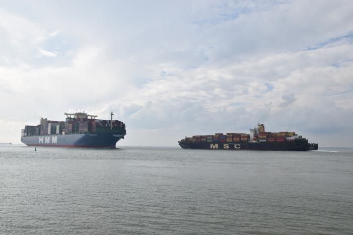 Grote drukte bij passeren van de HMM Algeciras bij Terneuzen