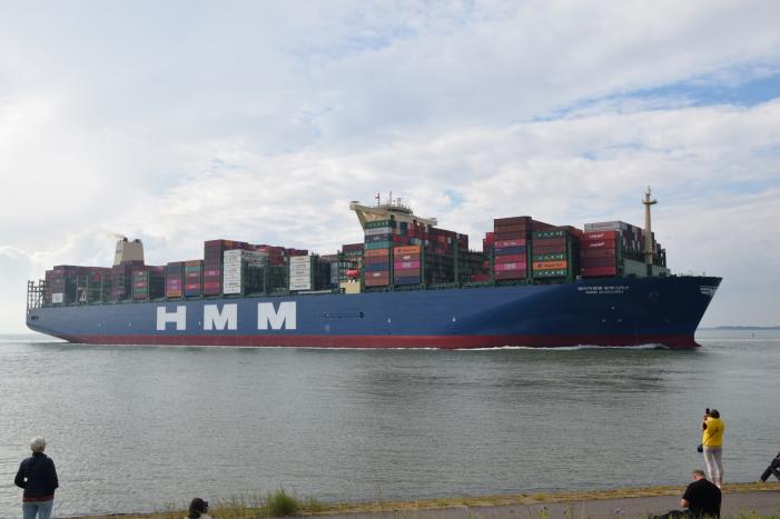 Grote drukte bij passeren van de HMM Algeciras bij Terneuzen