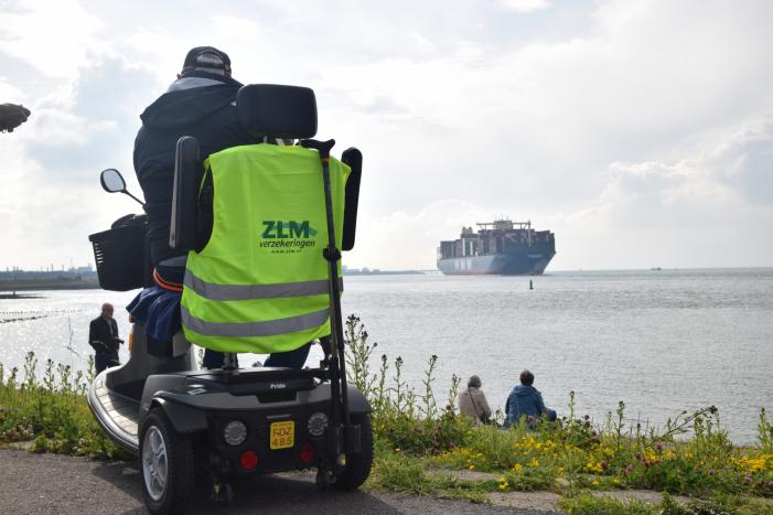 Grote drukte bij passeren van de HMM Algeciras bij Terneuzen