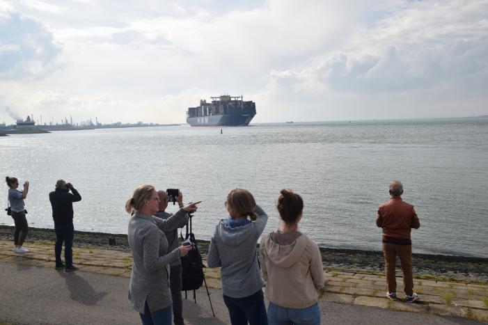 Grote drukte bij passeren van de HMM Algeciras bij Terneuzen