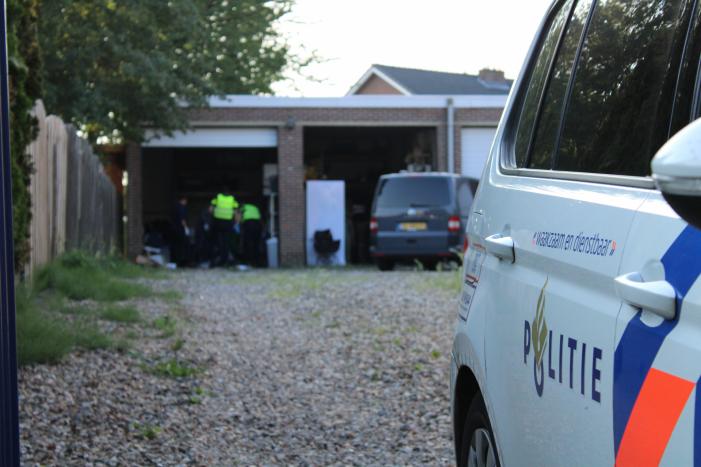Onderzoek in garagebox naar vermoedelijke grondstoffen voor de productie van drugs