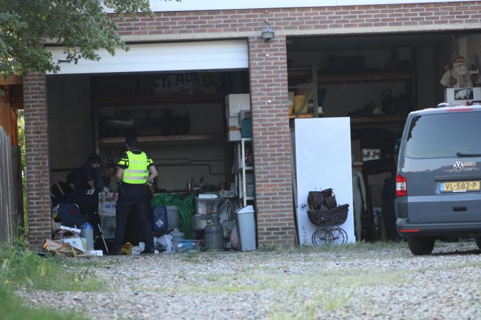 Onderzoek in garagebox naar vermoedelijke grondstoffen voor de productie van drugs