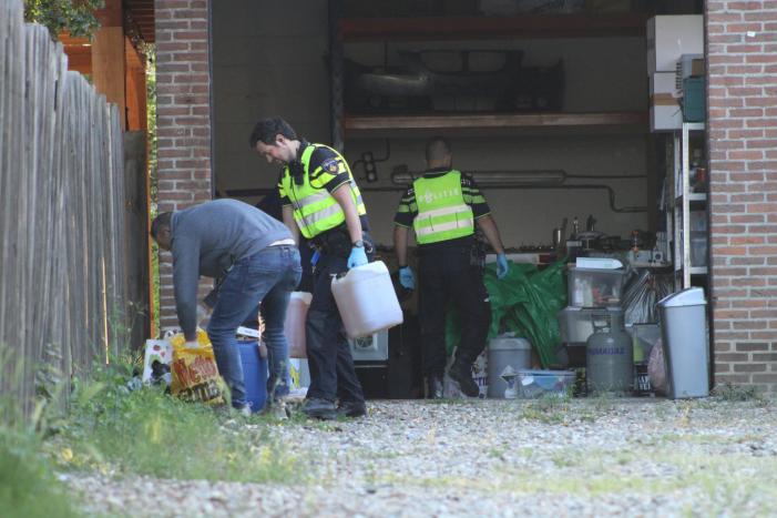 Onderzoek in garagebox naar vermoedelijke grondstoffen voor de productie van drugs