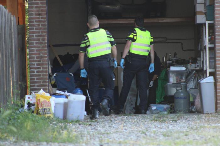 Onderzoek in garagebox naar vermoedelijke grondstoffen voor de productie van drugs