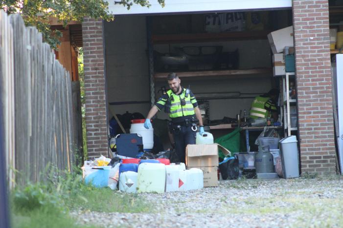 Onderzoek in garagebox naar vermoedelijke grondstoffen voor de productie van drugs