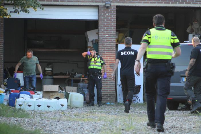 Onderzoek in garagebox naar vermoedelijke grondstoffen voor de productie van drugs