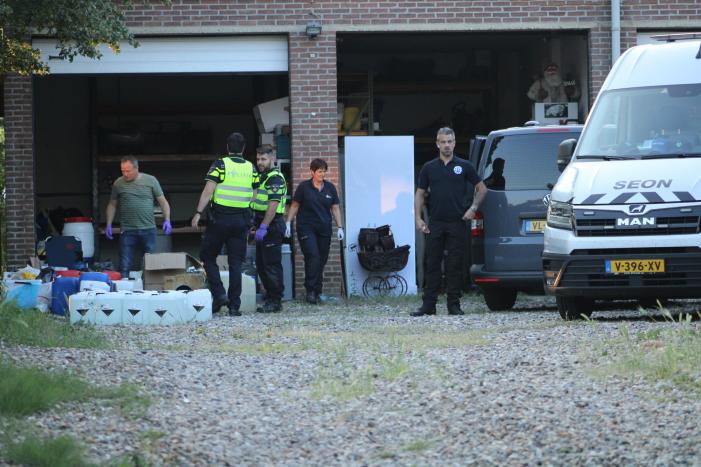 Onderzoek in garagebox naar vermoedelijke grondstoffen voor de productie van drugs