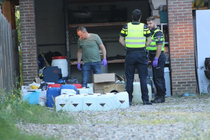 Onderzoek in garagebox naar vermoedelijke grondstoffen voor de productie van drugs