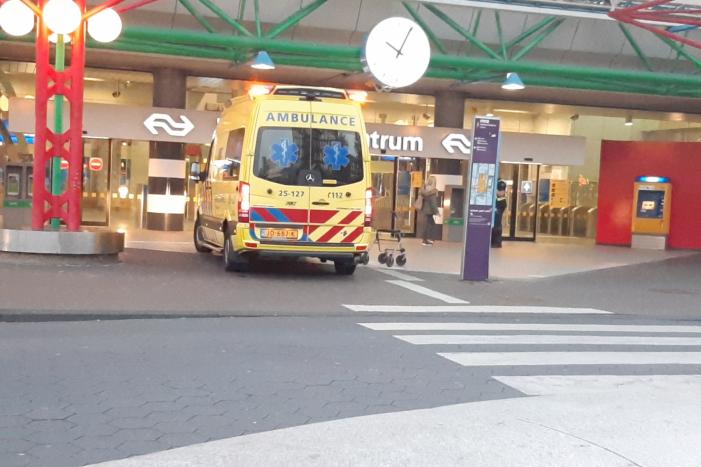 Vrouw met rollator gewond na val van trap op station