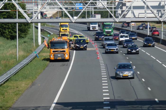 Aanhanger met zand slaat over de kop