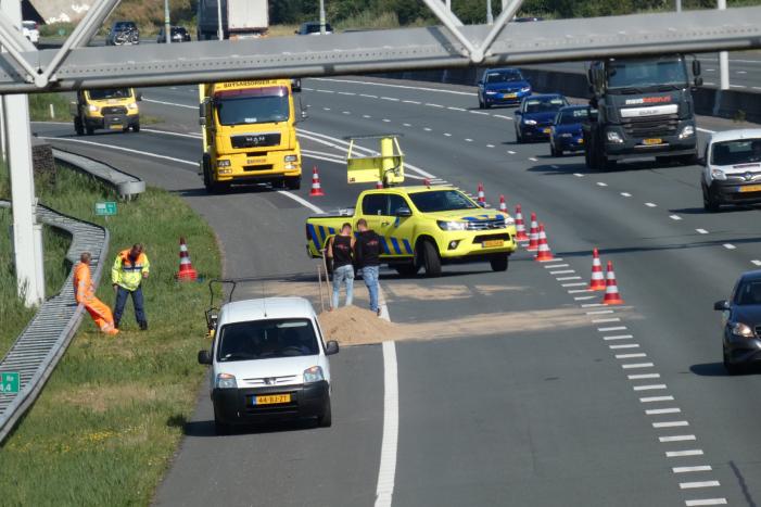 Aanhanger met zand slaat over de kop