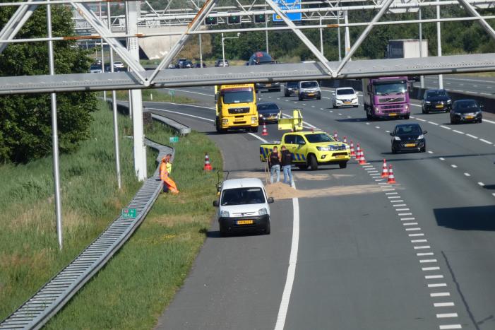 Aanhanger met zand slaat over de kop