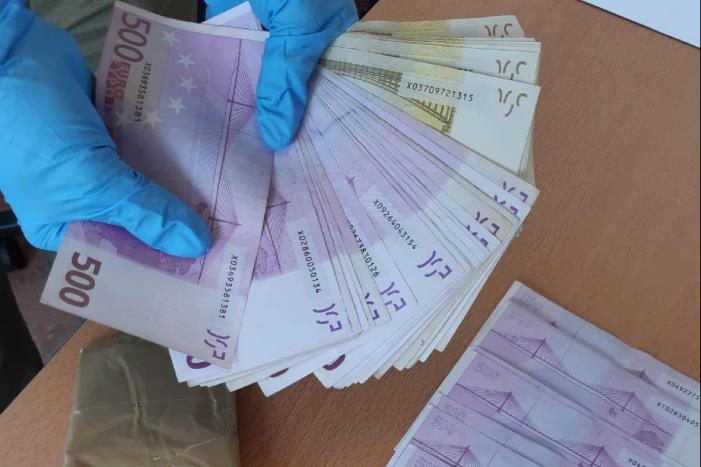 Vier Colombianen aangehouden in woning in Geuzenveld voor witwassen