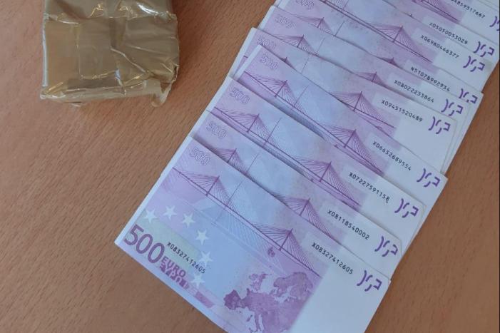 Vier Colombianen aangehouden in woning in Geuzenveld voor witwassen