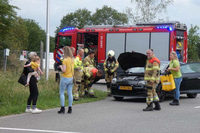 Bestuurster ruikt brandlucht zet auto stil
