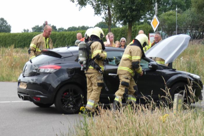 Bestuurster ruikt brandlucht zet auto stil