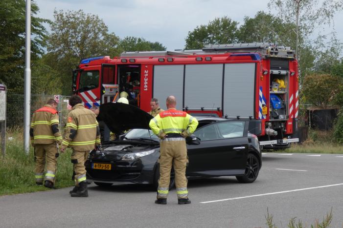 Bestuurster ruikt brandlucht zet auto stil