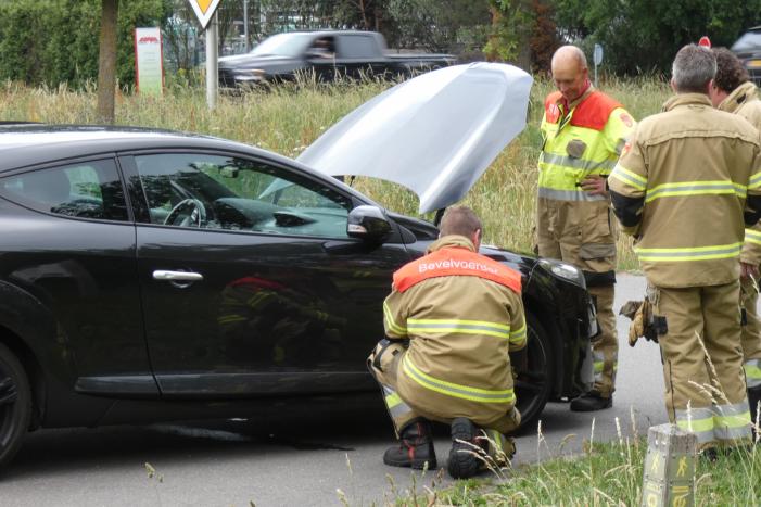 Bestuurster ruikt brandlucht zet auto stil
