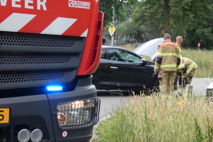 Bestuurster ruikt brandlucht zet auto stil