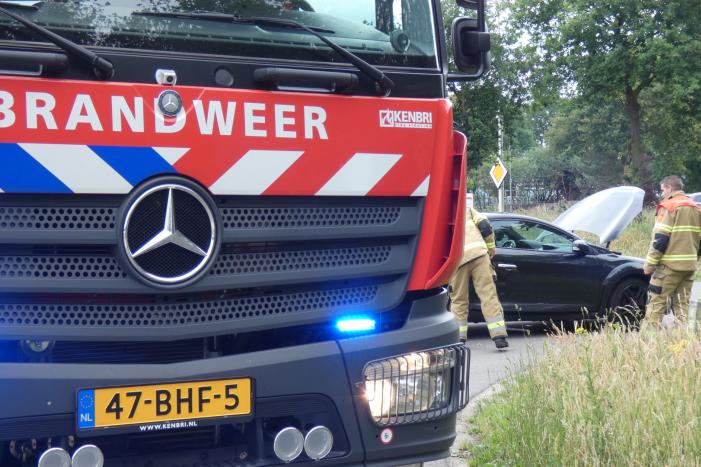 Bestuurster ruikt brandlucht zet auto stil