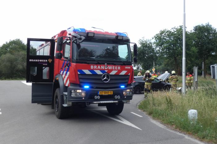 Bestuurster ruikt brandlucht zet auto stil
