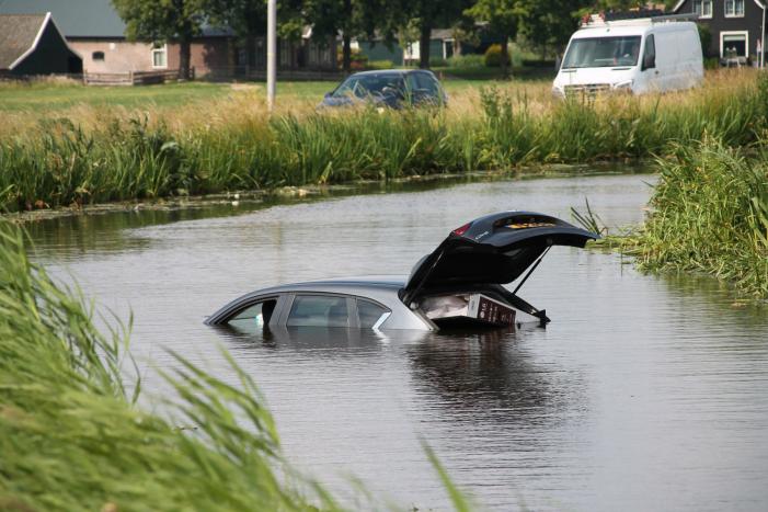 Bestuurder verliest macht over het stuur En eindigt in sloot