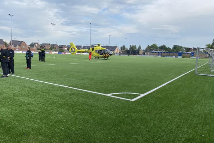 Traumahelikopter landt op sportveld